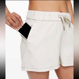 Lululemon On the Fly Short *Woven *2.5" in Silverstone